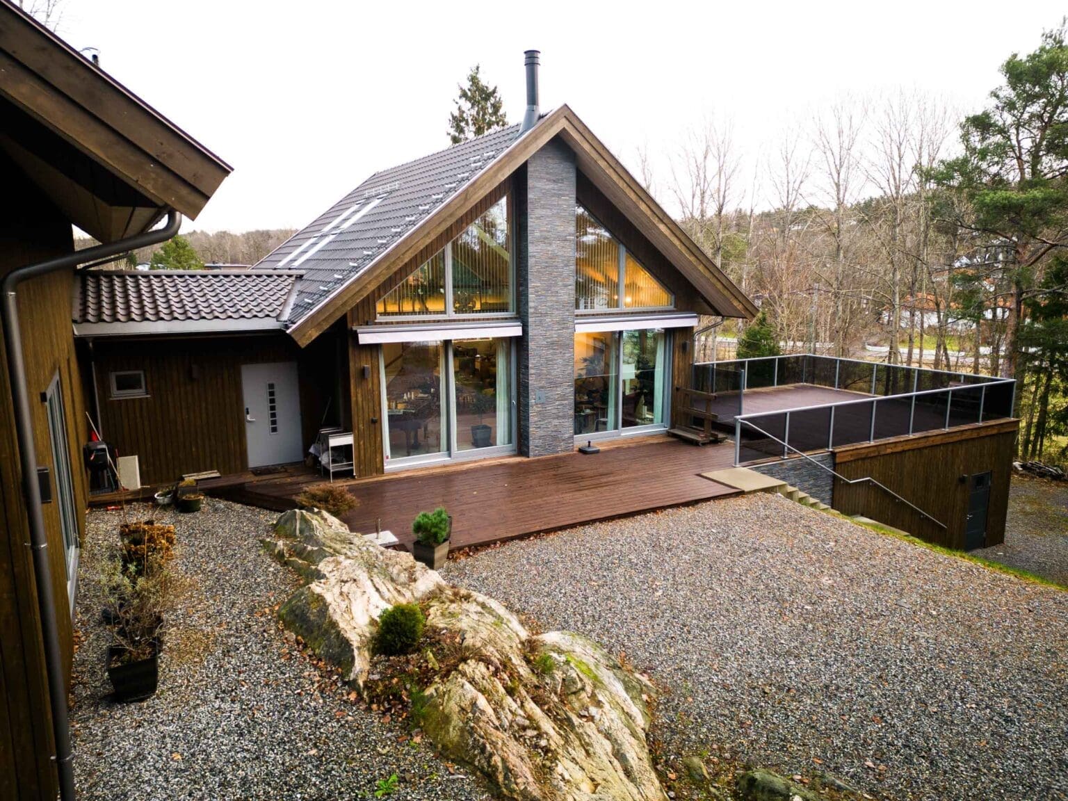 Arkitekt Bartek fra Ramme arkitekter jobber med dokumentasjon og tegninger for å sikre en komplett byggesøknad som blir godkjent på første forsøk.