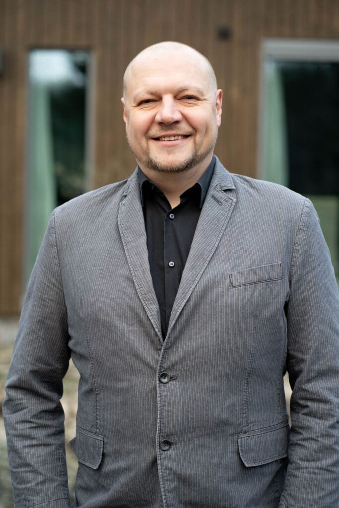 Bartek, ansvarlig søker, som jobber med byggesøknad og dokumenter